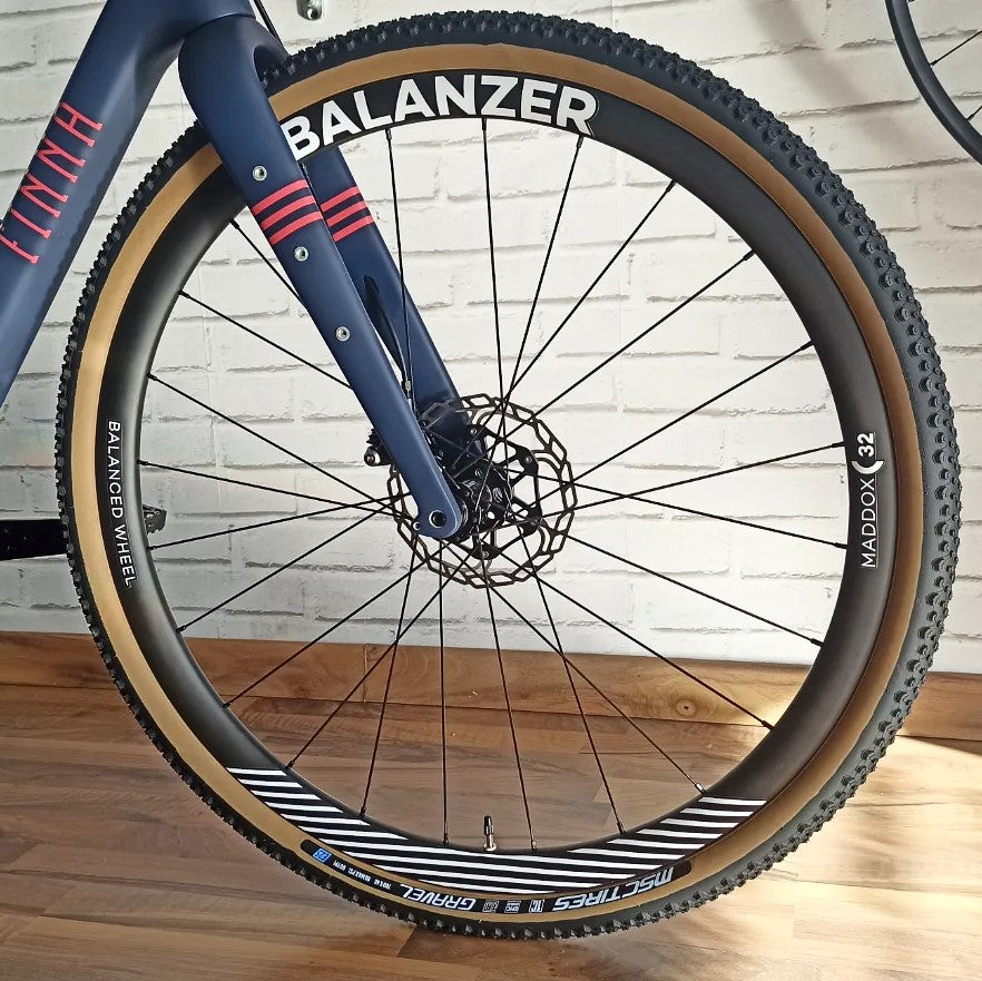 Ruedas-carbono-Balanzer-equilibradas-gravel-neumático-flanco-marron-montadas-bici-exquisitamente-personalizada-carbono-azul- marino-detalles-color-coral